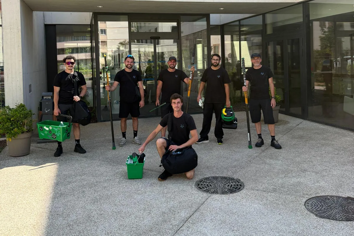 L’équipe VitClean devant une entrée vitrée à Lyon, avec ses perches et son matériel.
